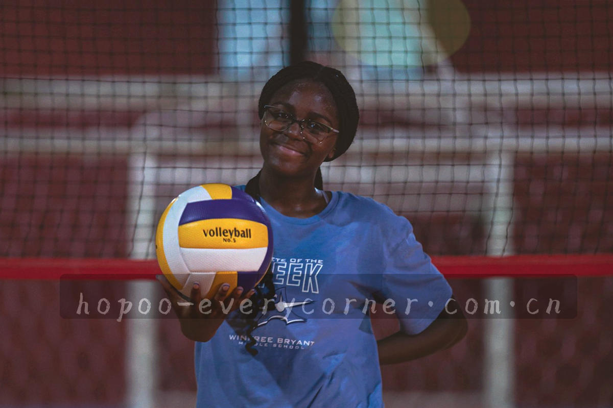共享办公区一角，桌面收纳与线材整理细节，浅景深